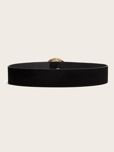 Détail d'une ceinture large vintage noire en daim avec une boucle en métal doré élégante