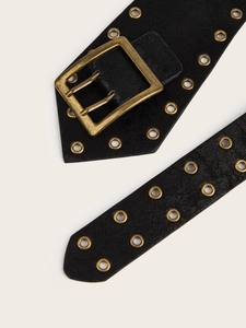 Details von schwarzem PU-Ledergürtel mit Doppel-Dornschließe und Metallösen im Retro-Stil