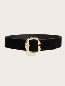 Gros plan sur une large ceinture noire avec une grande boucle circulaire dorée chic