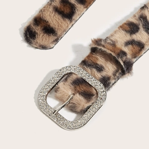 Detail eines rosa Leoparden-Plüschgürtels mit glitzernder Strass-Quadratschnalle für Damen