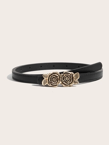 Détail de ceinture fine en cuir noir avec deux boucles roses dorées en relief chic