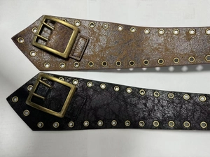 Details von Vintage PU-Ledergürteln mit Metallösen und quadratischen Doppeldornschnallen