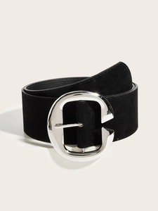 Gros plan sur une large ceinture en daim noir avec une grande boucle ovale en métal argenté