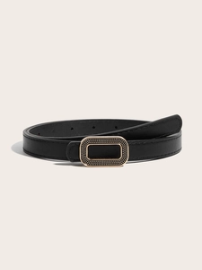 Vue détaillée d'une fine ceinture en cuir noir avec une boucle dorée rectangulaire gravée