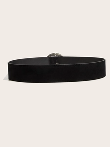 Détail de ceinture large vintage noire en velours avec boucle métallique argentée élégante