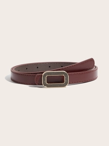 Détail d'une ceinture fine en cuir bordeaux avec boucle rectangulaire dorée et surpiqûres