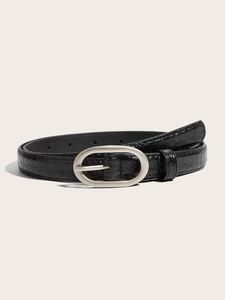 Détail de ceinture noire texture crocodile avec boucle ovale en métal argenté mat