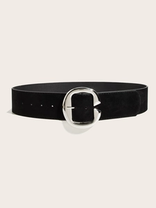Vue détaillée d'une large ceinture en daim noir vintage avec boucle ovale en métal argenté