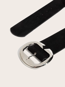 Gros plan d'une large ceinture noire en daim avec une grande boucle en métal argenté