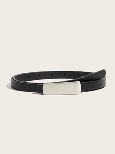 Gros plan d'une ceinture en cuir noir minimaliste avec une boucle rectangulaire en métal brossé