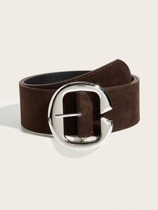 Vue detaillee d'une ceinture en daim marron fonce avec une grande boucle metal en C argent
