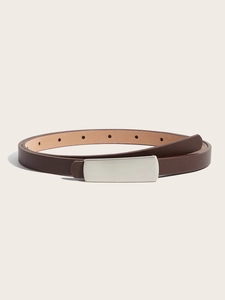 Détail d'une fine ceinture en cuir marron foncé avec boucle rectangulaire argent mat