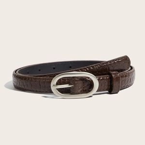 Ceinture marron foncé pour femme avec texture crocodile et boucle ovale argentée sur fond beige