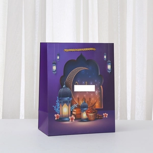 Sac cadeau Ramadan violet avec poignées dorées, orné d'un croissant de lune et lanternes