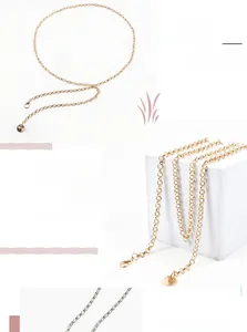 Detail der goldenen Metalllegierung Taillenkette mit verstellbarem Karabiner und Ringen
