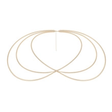 Détail macro de la chaîne de taille dorée multicouche avec un design élégant et symétrique