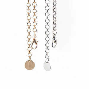 Detailansicht minimalistischer Metallketten-Gürtel in Gold und Silber mit Karabiner
