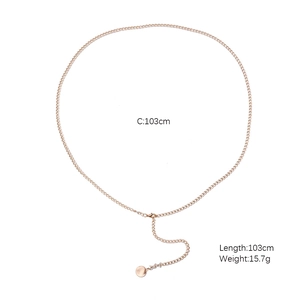 Dettaglio della sottile catena dorata da vita lunga 103cm con ciondolo metallico