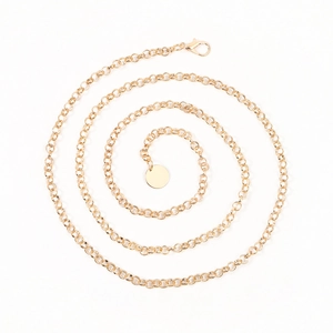 Chaîne de taille dorée élégante avec pendentif rond et fermoir mousqueton sur fond blanc