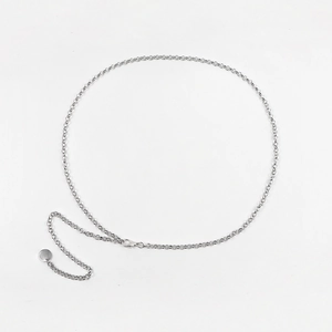 Minimalistische silberne Taillenkette mit runden Gliedern und rundem Münzanhänger