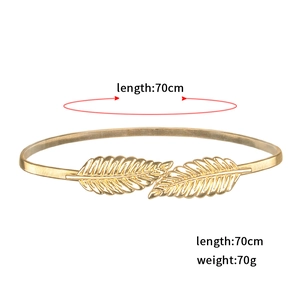 Detail eines 70 cm langen goldenen elastischen Metallgürtels mit Gewichtsangaben