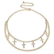 Détail d'une chaîne de corps dorée à double rangée avec des pendentifs en forme de croix