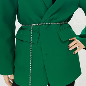 Silberne Metall-Ketten-Gürtel über einem dunkelgrünen Blazer mit Karabinerverschluss-Detail