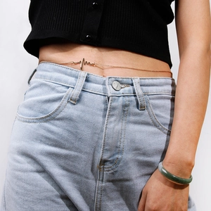 Chaîne de corps dorée minimaliste pour femme avec pendentif élégant en forme d'ECG
