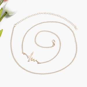 Vue détaillée du collier doré avec pendentif battement de cœur et tulipe blanche