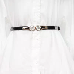 Cintura Sottile da Donna Moda Elegante Cinturino in Pelle Sintetica Con Fibbia a Fiore in Lega Dorata e Strass per Vestito