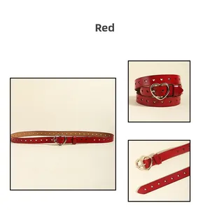 Detailsansicht des roten Ledergürtels mit herzförmiger Gold-Schnalle und Stanzmuster