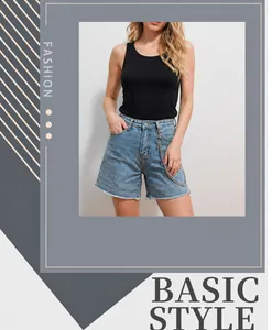 Detail van zilveren metalen heupketting op lichtblauwe spijkershorts hiphop stijl