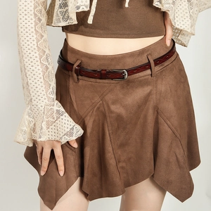 Detail eines braunen Wildleder-Minirocks mit gewelltem Saum und geschnitztem Gürtel