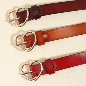 Set mit 3 Vintage Damen-Ledergürteln mit goldenen Herzschnallen in verschiedenen Rottönen