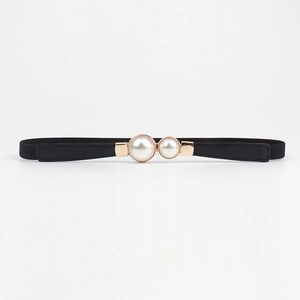Détail de la ceinture noire élastique fine avec une boucle élégante à double perle