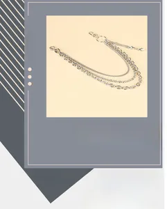 Détail d'une chaîne de pantalon punk triple en métal argenté avec pendentif cône et rivets