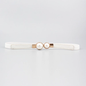 Détail de la ceinture tressée blanche avec boucle élégante à double perle dorée