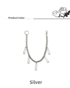 Détail de la chaîne de pantalon argentée avec cinq pendentifs en épingle à nourrice style punk