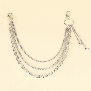 Détail de la chaîne de pantalon triple couche en métal argenté avec pendentifs