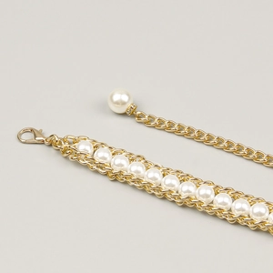 Detailed view of the gold alloy chain with pearls, lobster clasp and extension