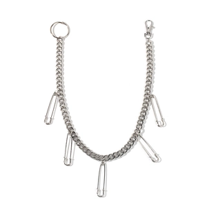 Chaîne de taille punk argentée avec pendentifs épingles à nourrice et fermoirs en métal
