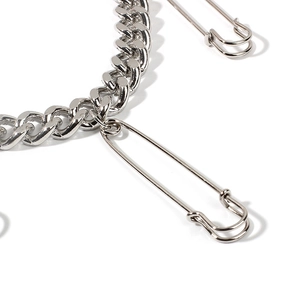 Chaîne de taille punk argentée avec pendentif épingle à nourrice et gros maillons