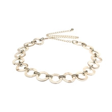 Détail de la chaîne de taille dorée ajustable avec un pendentif rond élégant