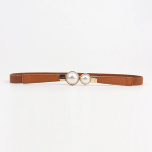 Détail d'une ceinture élastique marron avec deux perles et fermoir doré chic