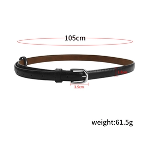Détail d'une fine ceinture en cuir noir avec boucle en D argentée et longueur de 105 cm