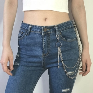 Détail de la chaîne de pantalon multicouche argentée avec clous punk et mousquetons