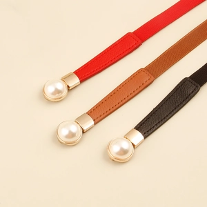 Vue détaillée de ceintures élastiques rouges, brunes et noires avec boucle de perles élégante