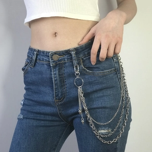 Détail d'une chaîne de pantalon multicouche argentée avec fermoirs et pendentifs cônes