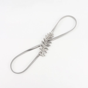 Détail de la ceinture en métal argenté élastique avec boucle double feuille et chaîne serpent