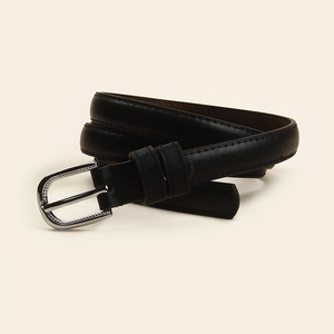 Détail d'une fine ceinture en cuir noir classique avec boucle en métal argenté et fini mat